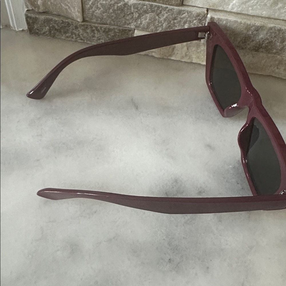 Small Sharp Sunglasses - Picture 5 of 6